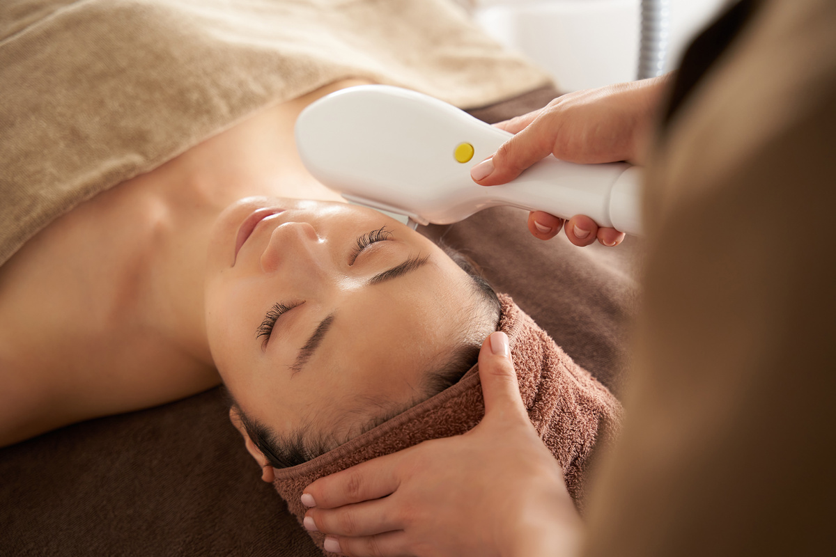 Japanese woman getting a photo facial at an aesthetic salon